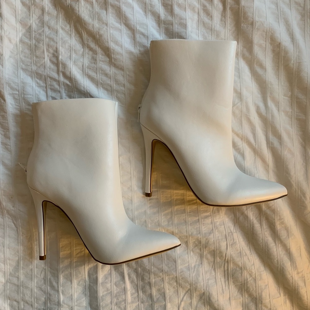 JUST FAB WHITE NEVER WORN FAUX LEATHER HEEL BOOT